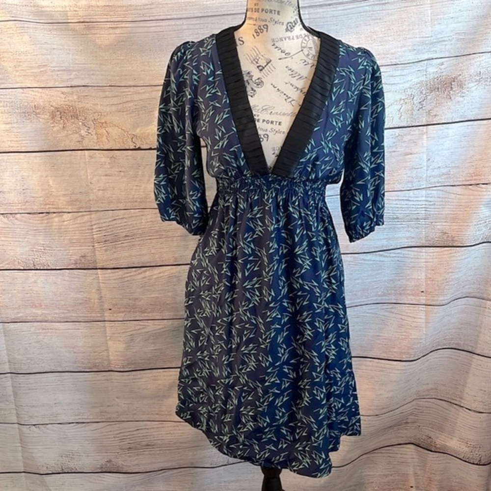 Yumi Kim Silk Dress Short Sleeves Elastic Waist Pleated V-neck Size Small